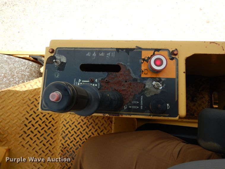 image for item DG6831 1998 Caterpillar CS-323C single drum vibratory roller