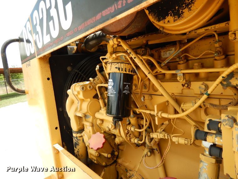 image for item DG6831 1998 Caterpillar CS-323C single drum vibratory roller