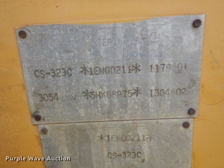 image for item DG6831 1998 Caterpillar CS-323C single drum vibratory roller