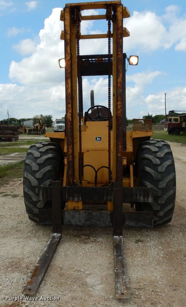 image for item DG6836 2001 John Deere 486E forklift
