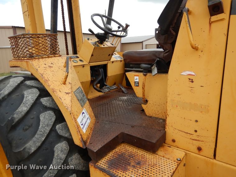 image for item DG6836 2001 John Deere 486E forklift