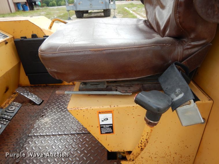 image for item DG6836 2001 John Deere 486E forklift