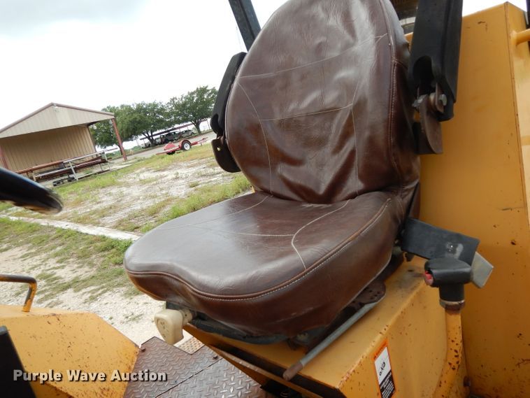 image for item DG6836 2001 John Deere 486E forklift