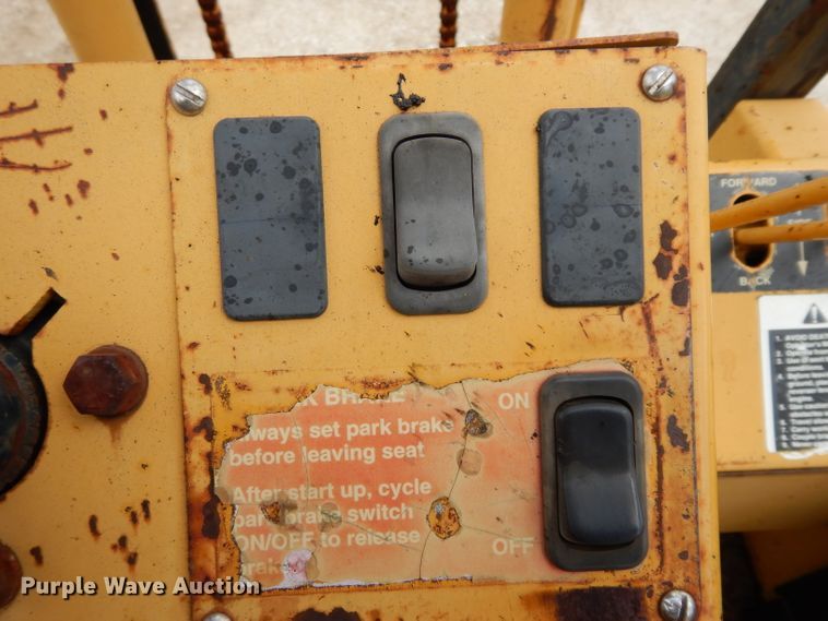 image for item DG6836 2001 John Deere 486E forklift