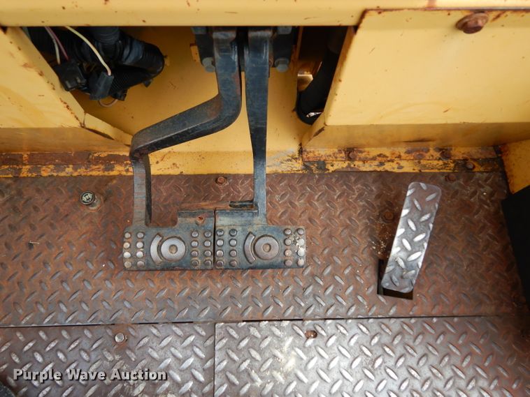 image for item DG6836 2001 John Deere 486E forklift