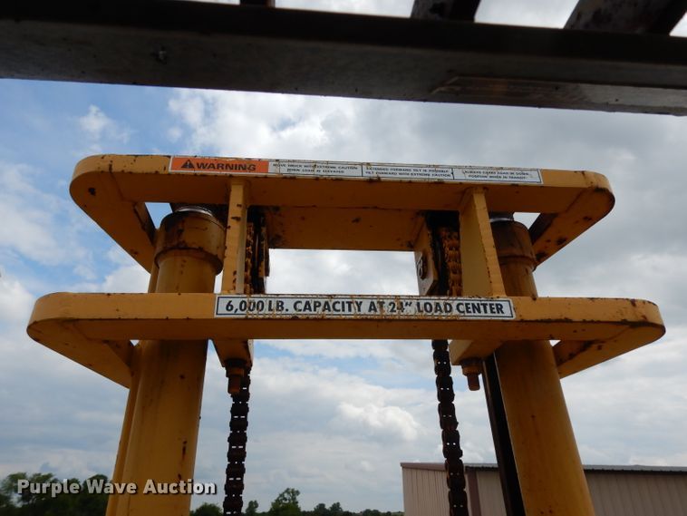 image for item DG6836 2001 John Deere 486E forklift