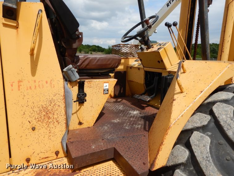 image for item DG6836 2001 John Deere 486E forklift