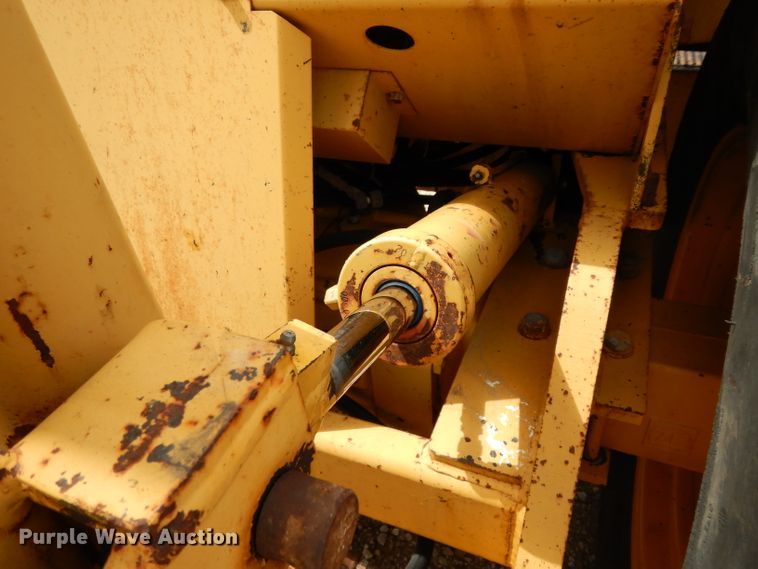 image for item DG6836 2001 John Deere 486E forklift