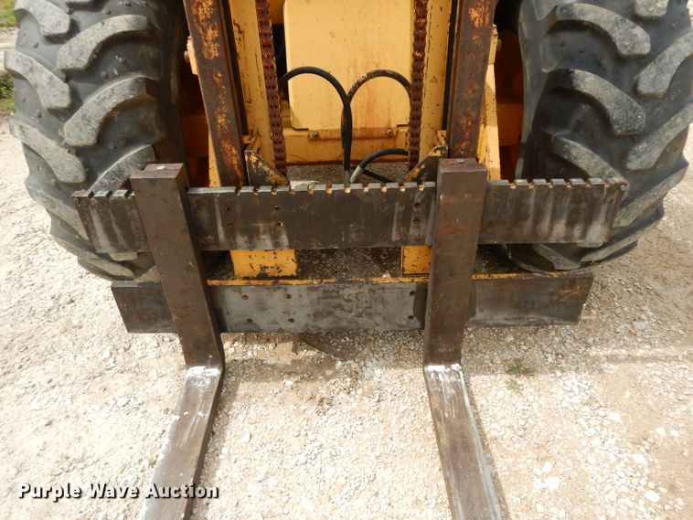 image for item DG6836 2001 John Deere 486E forklift