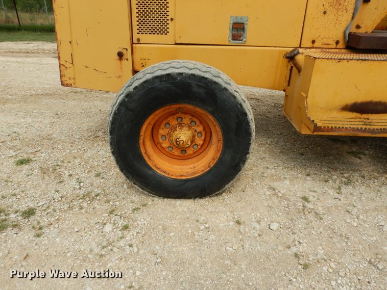 image for item DG6836 2001 John Deere 486E forklift