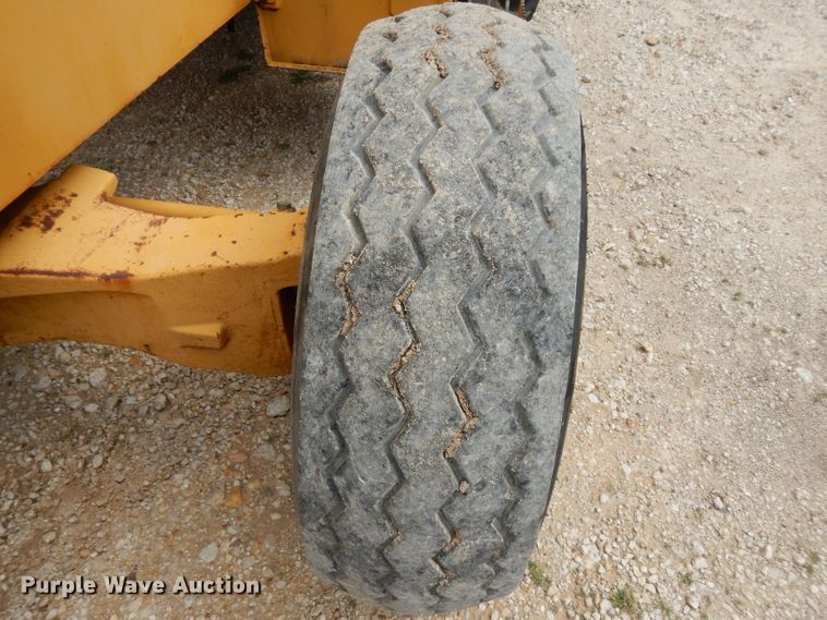 image for item DG6836 2001 John Deere 486E forklift