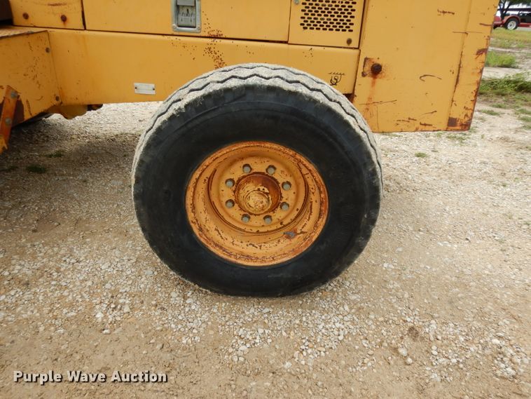 image for item DG6836 2001 John Deere 486E forklift