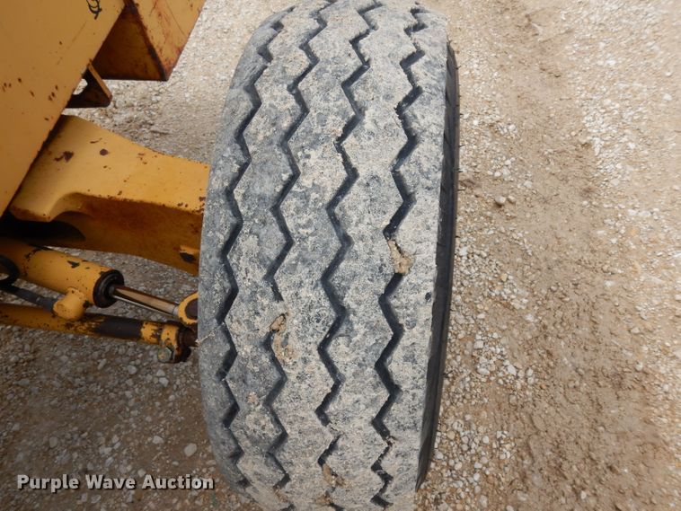 image for item DG6836 2001 John Deere 486E forklift