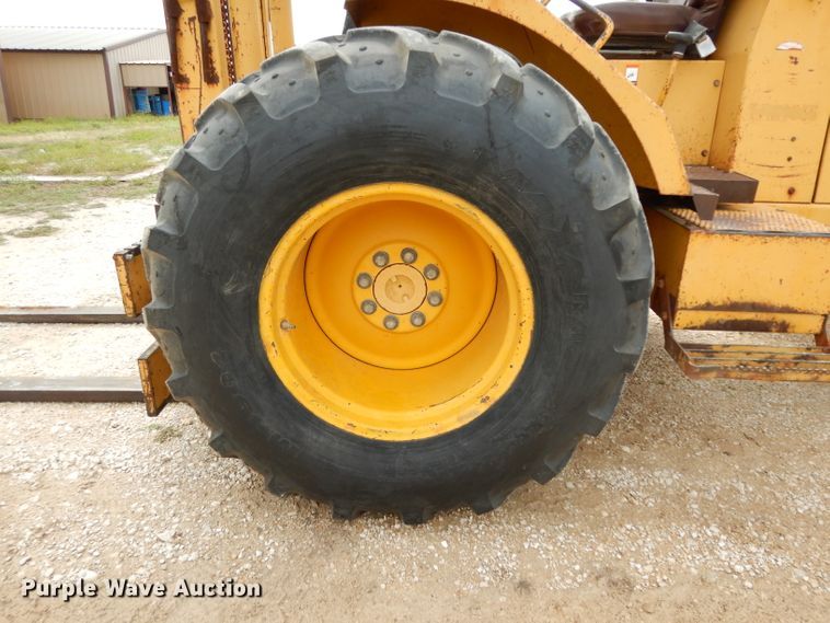 image for item DG6836 2001 John Deere 486E forklift