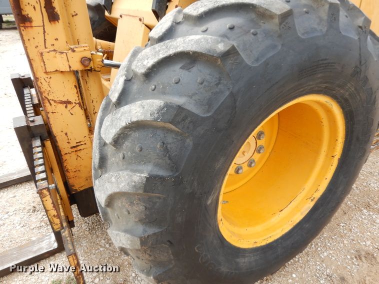 image for item DG6836 2001 John Deere 486E forklift