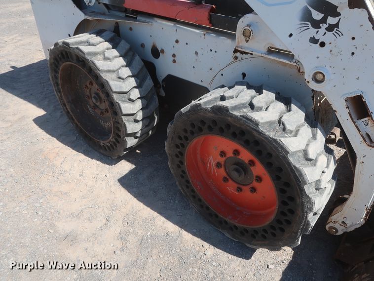 image for item DH0934 2011 Bobcat S205  skid steer loader