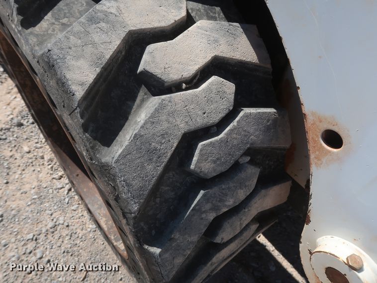 image for item DH0934 2011 Bobcat S205  skid steer loader