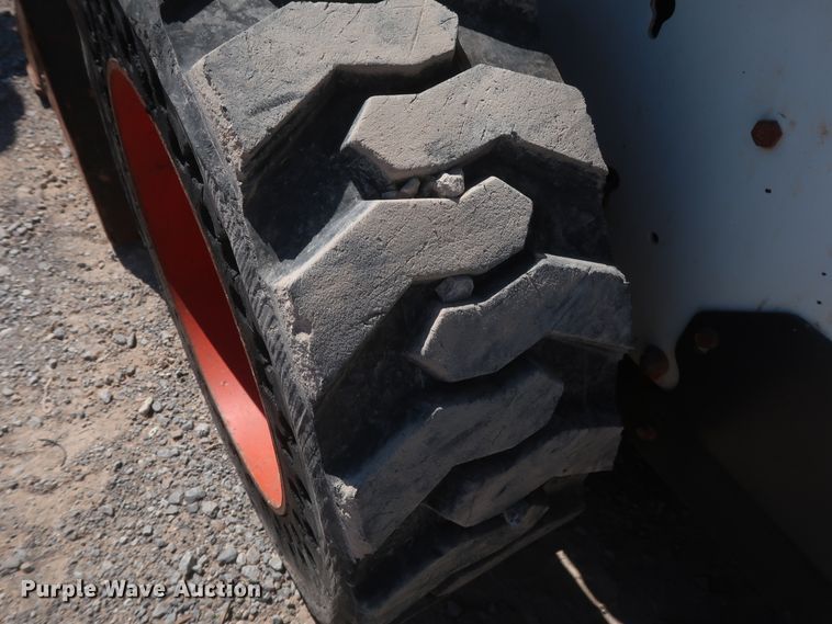 image for item DH0934 2011 Bobcat S205  skid steer loader