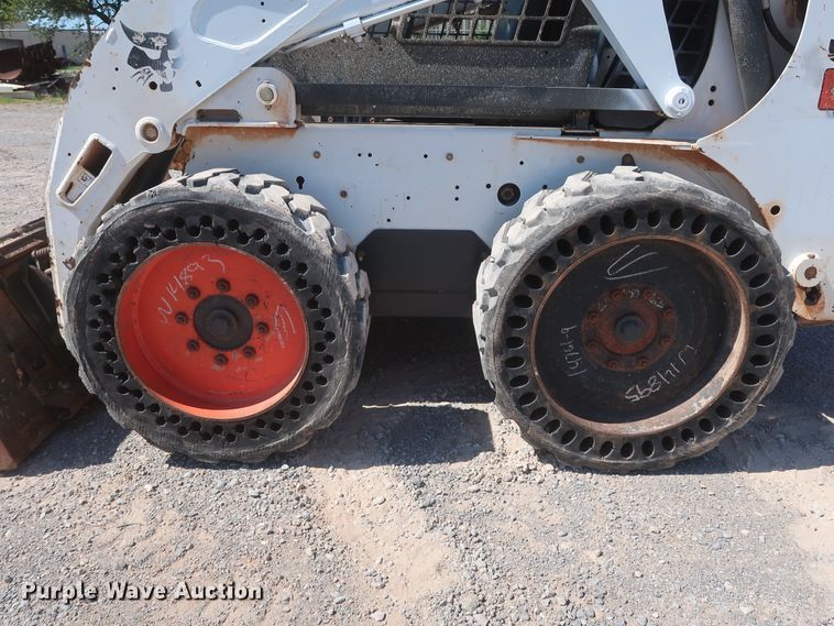 image for item DH0934 2011 Bobcat S205  skid steer loader