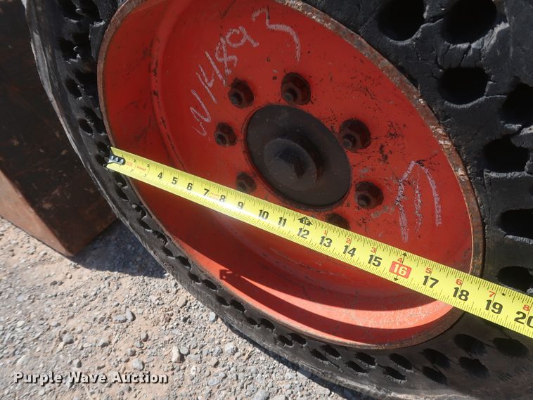 image for item DH0934 2011 Bobcat S205  skid steer loader