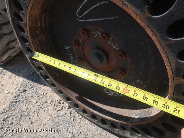 image for item DH0934 2011 Bobcat S205  skid steer loader