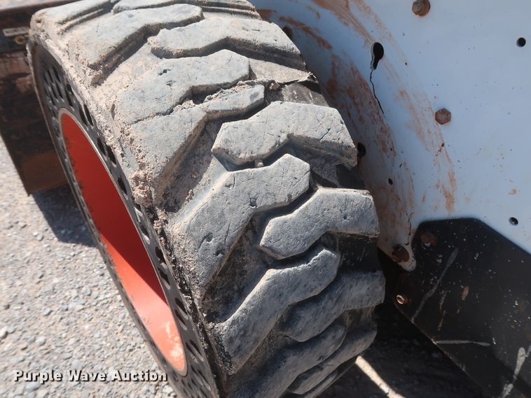 image for item DH0935 2011 Bobcat S205  skid steer loader