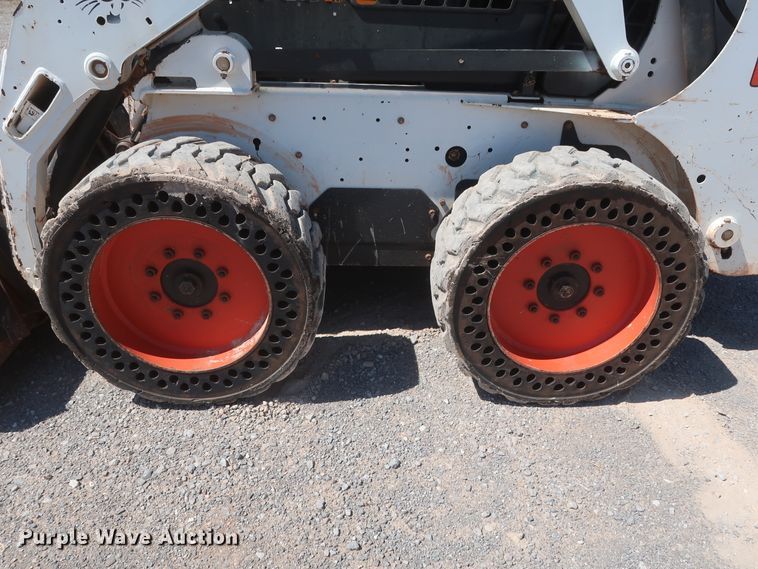 image for item DH0935 2011 Bobcat S205  skid steer loader