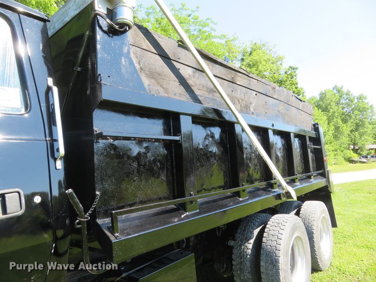 image for item DH1032 1991 Ford L8000  dump truck
