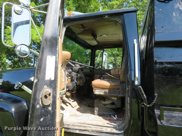 image for item DH1032 1991 Ford L8000  dump truck