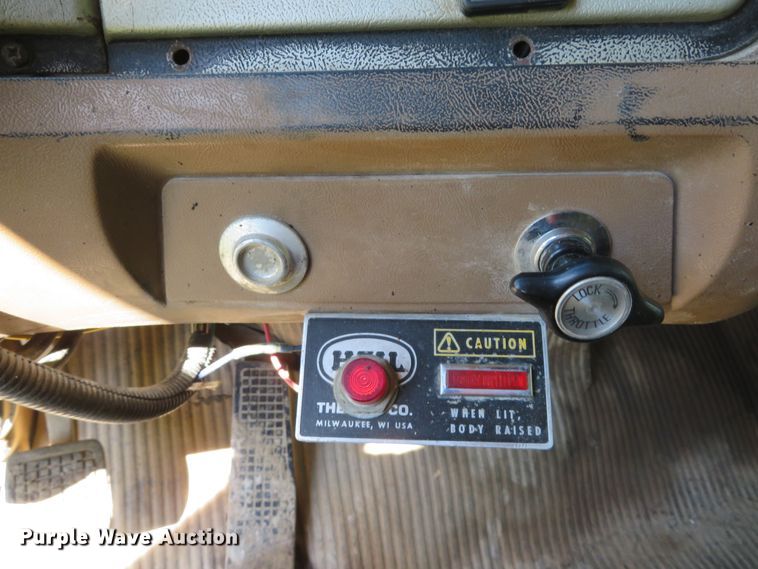 image for item DH1032 1991 Ford L8000  dump truck