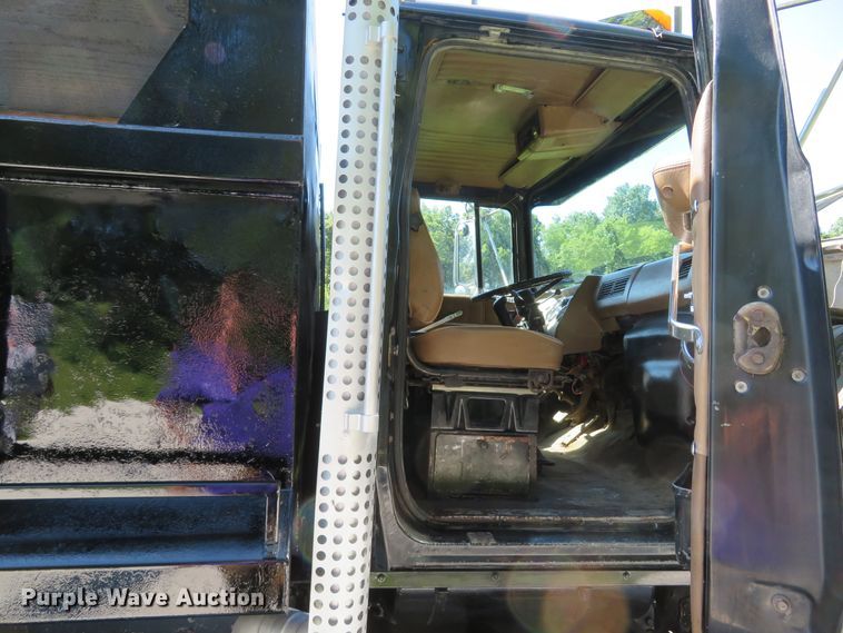 image for item DH1032 1991 Ford L8000  dump truck