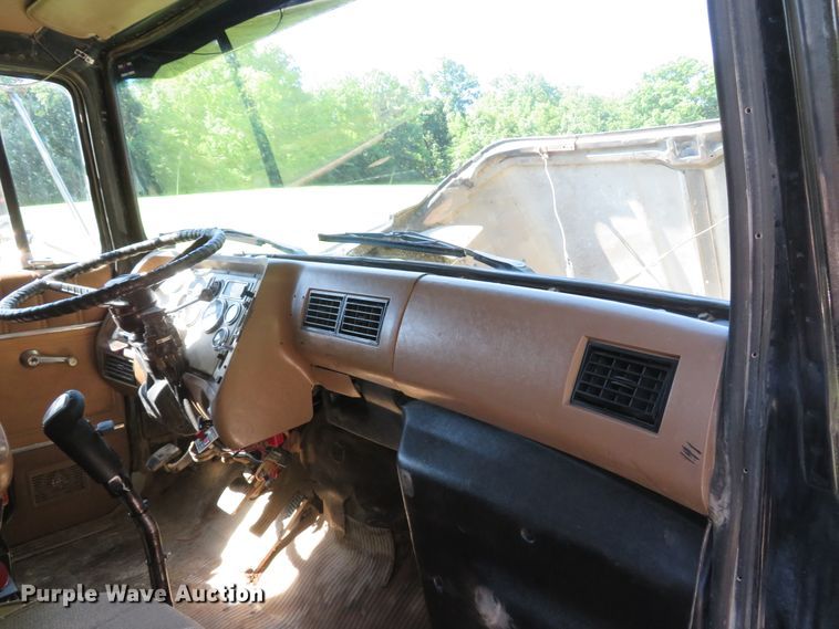 image for item DH1032 1991 Ford L8000  dump truck