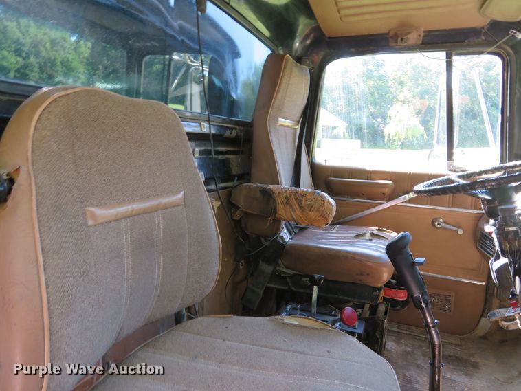 image for item DH1032 1991 Ford L8000  dump truck