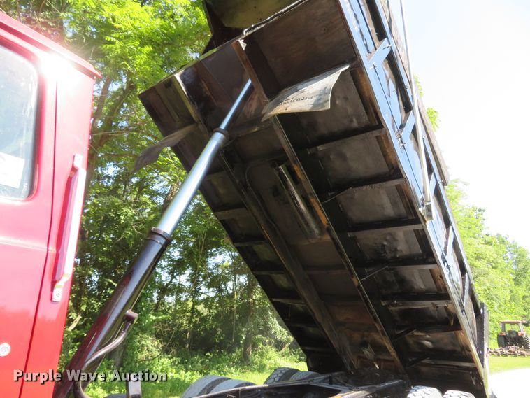 image for item DH1033 1994 Ford L8000  dump truck