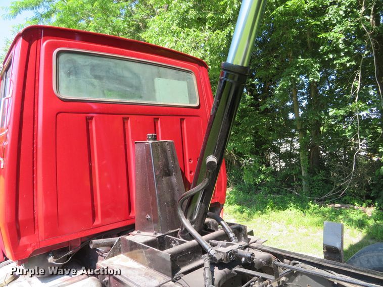 image for item DH1033 1994 Ford L8000  dump truck