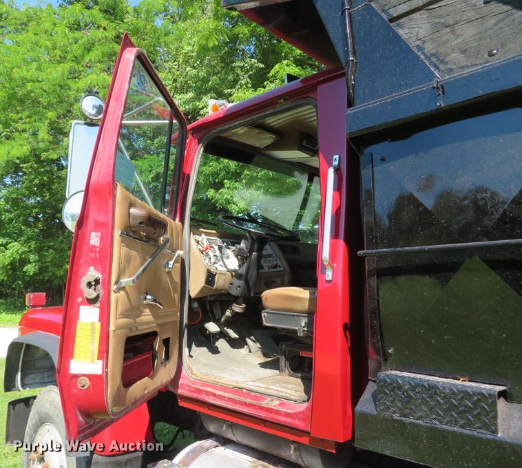 image for item DH1033 1994 Ford L8000  dump truck