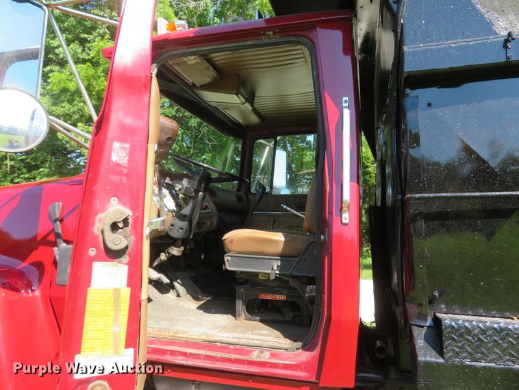 image for item DH1033 1994 Ford L8000  dump truck