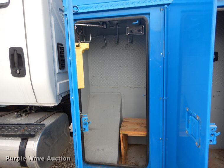 image for item DH5113 2011 International 7300SFA  bucket truck