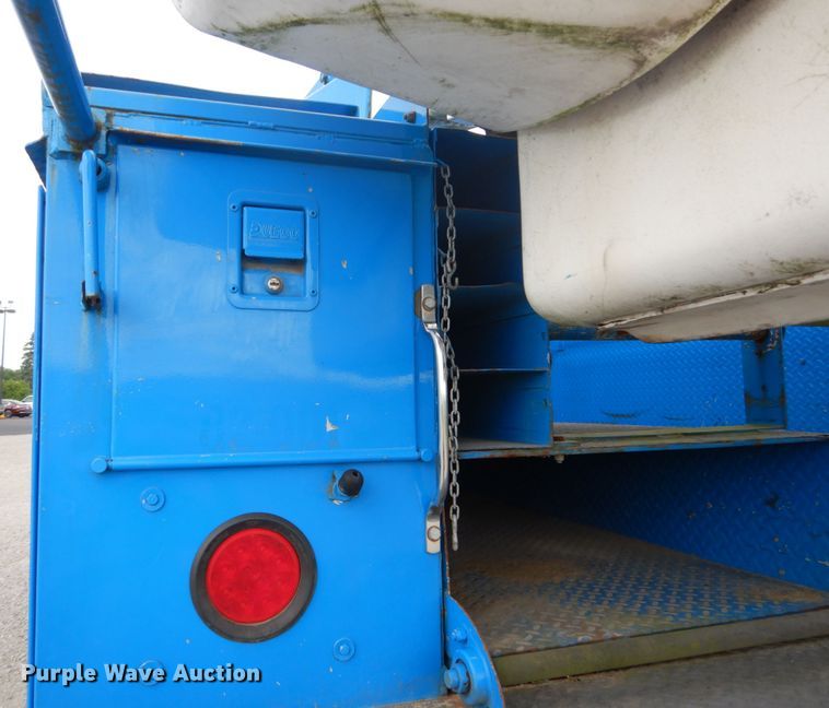 image for item DH5113 2011 International 7300SFA  bucket truck