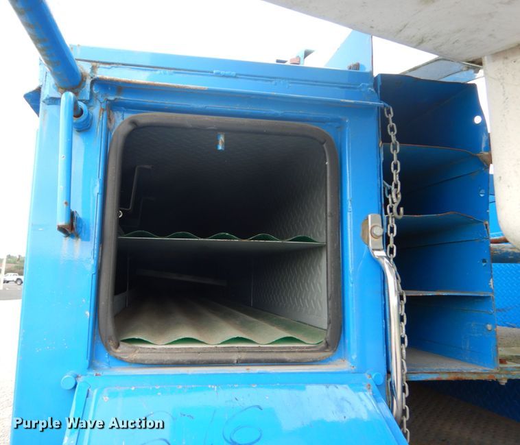 image for item DH5113 2011 International 7300SFA  bucket truck