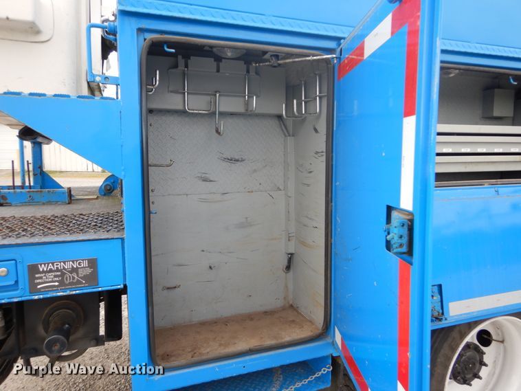 image for item DH5113 2011 International 7300SFA  bucket truck