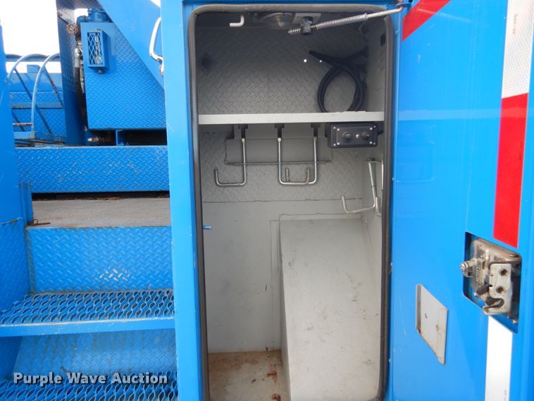 image for item DH5113 2011 International 7300SFA  bucket truck