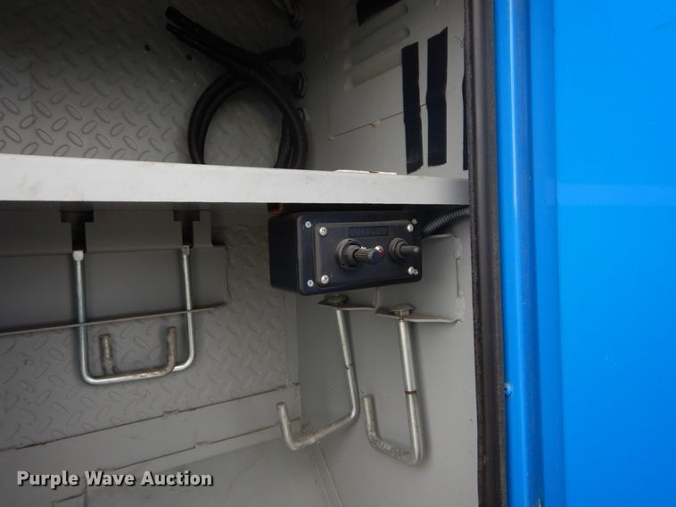 image for item DH5113 2011 International 7300SFA  bucket truck