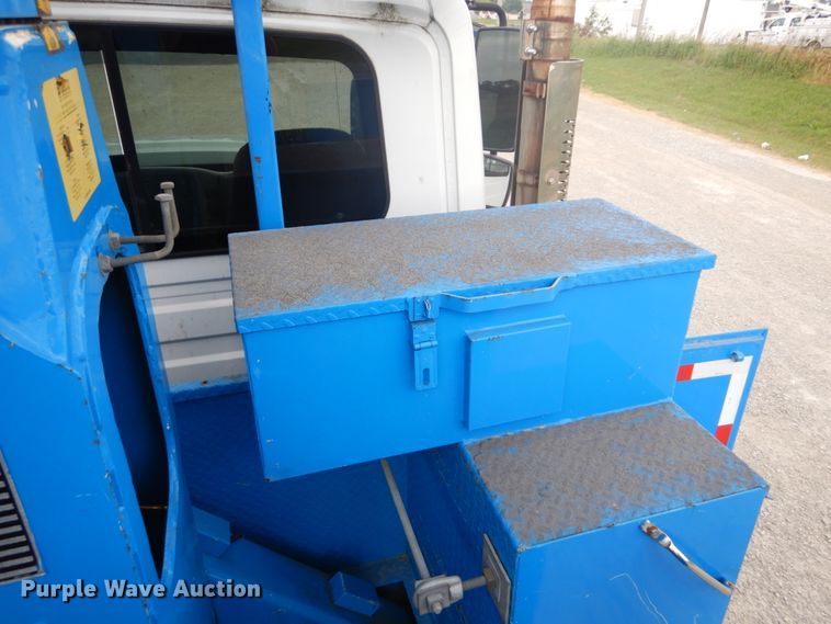 image for item DH5113 2011 International 7300SFA  bucket truck