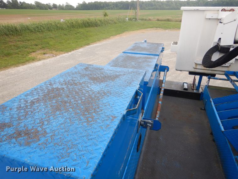 image for item DH5113 2011 International 7300SFA  bucket truck