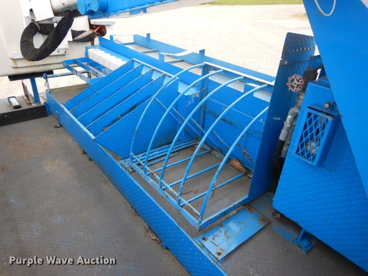 image for item DH5113 2011 International 7300SFA  bucket truck