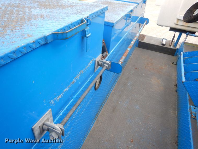 image for item DH5113 2011 International 7300SFA  bucket truck