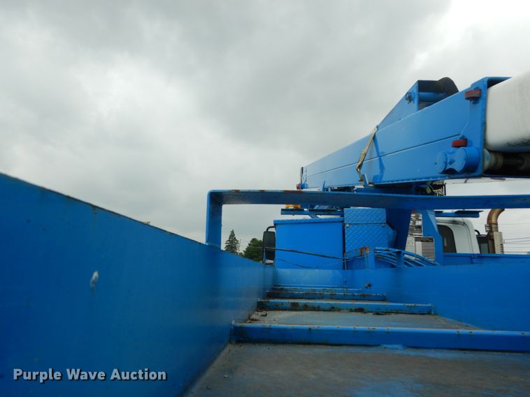 image for item DH5113 2011 International 7300SFA  bucket truck