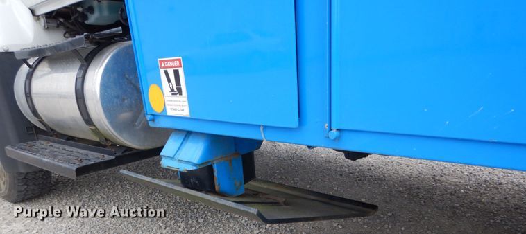 image for item DH5113 2011 International 7300SFA  bucket truck