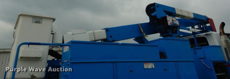 image for item DH5113 2011 International 7300SFA  bucket truck